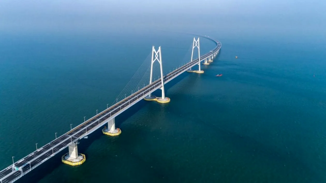 A fost inaugurat cel mai lung pod maritim din lume! Are zeci de kilometri și au murit 18 oameni la construcția lui VIDEO
