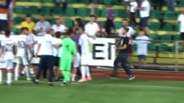 Bătaie generală la un meci disputat în Argeș, după ce suporterii au intrat pe teren