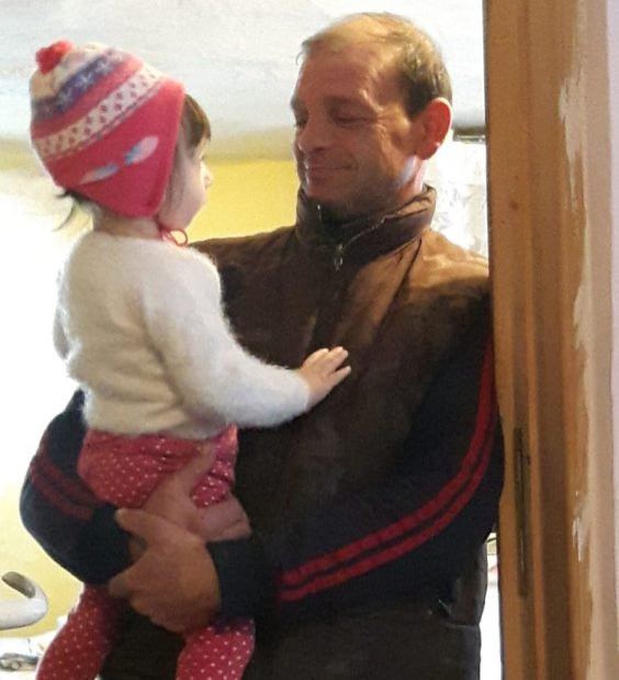 Își crește singură nepoata, a muncit peste hotare, a luptat cu sistemul, iar acum totul s-a năruit! A rămas pe drumuri, după ce casa i-a luat foc! Dar nu cedează
