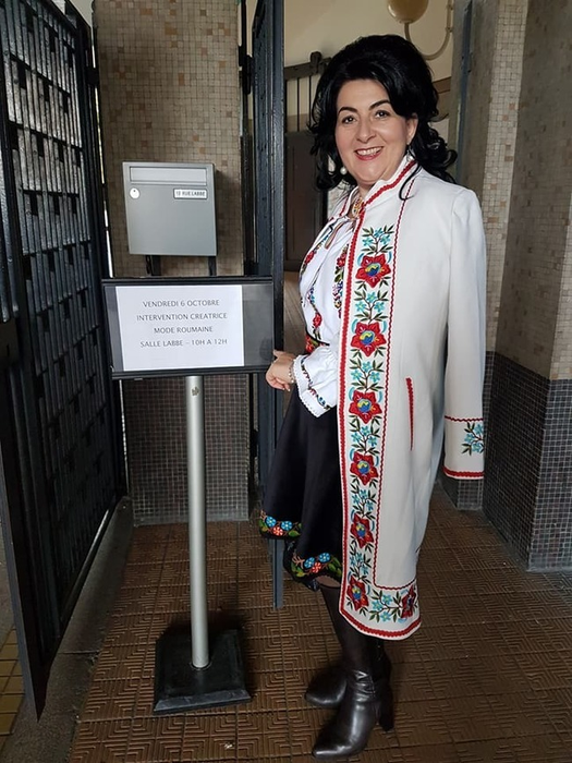 Cât costă celebrul palton alb al premierului Viorica Dăncilă! Nu oricine îşi permite o asemenea haină de designer
