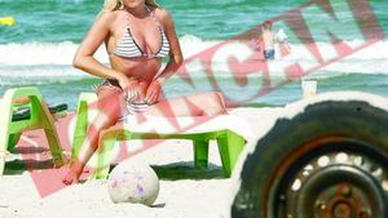Elena Udrea, rusinoasa in costumul de baie