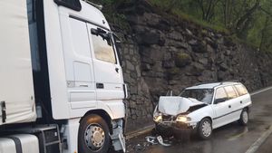Grav accident în Vâlcea. Șoferul unui TIR a pierdut controlul volanului, a intrat pe contrasens și a lovit în plin un autoturism