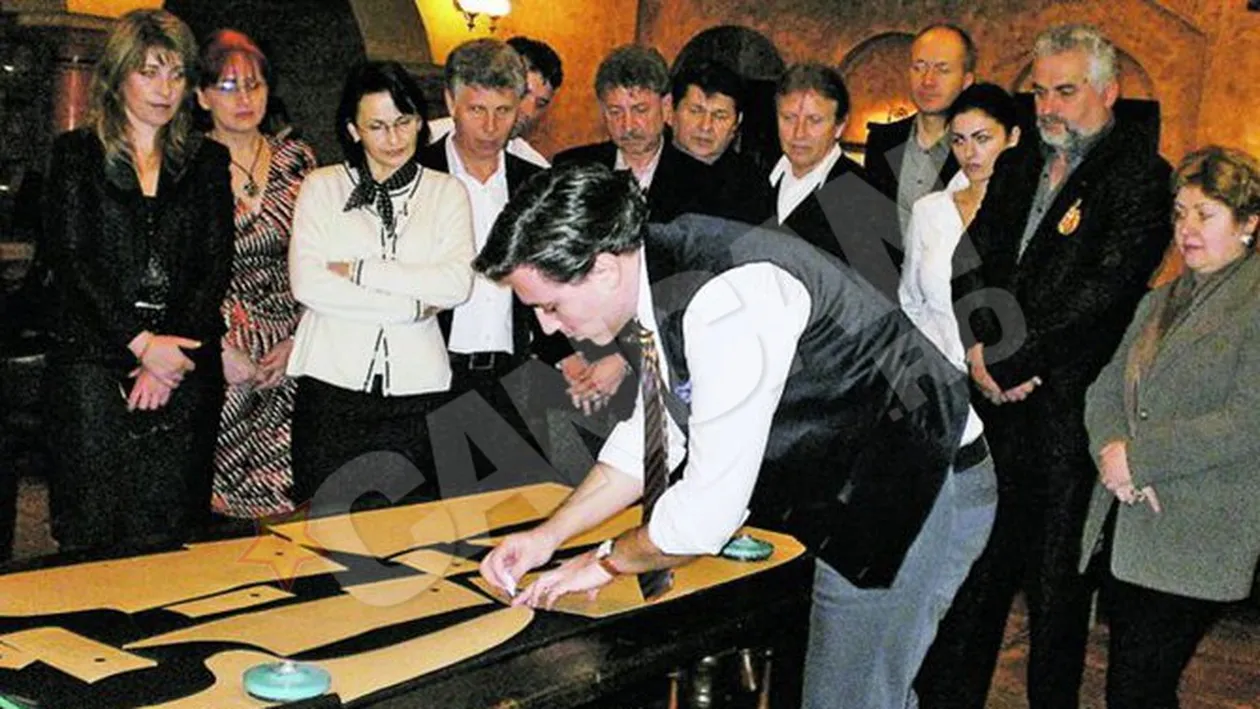 Omul-foarfeca face un costum in doua ore