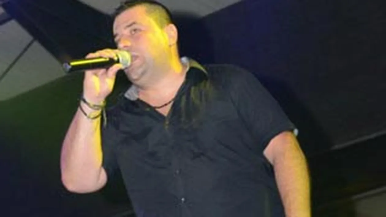 VIDEO Vezi cum s-au spart in figuri de dans manechinele pe melodia “Cicalaca”, varianta greceasca interpretata de Ionut Galani!