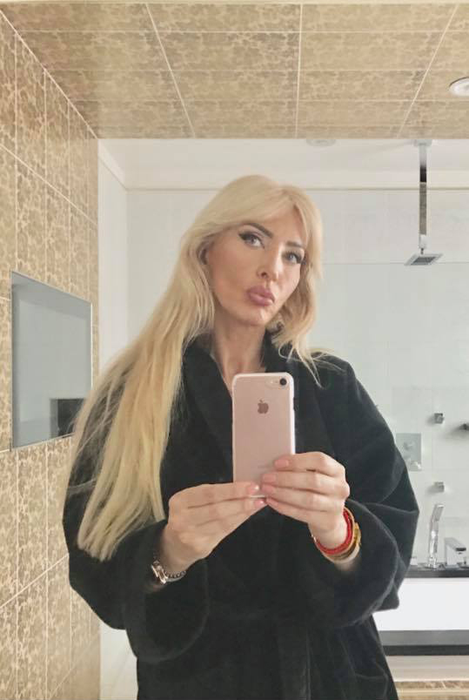 Maya, sexy-patroneasa MedLife, este noua "Regină a selfiurilor" din lumea bună