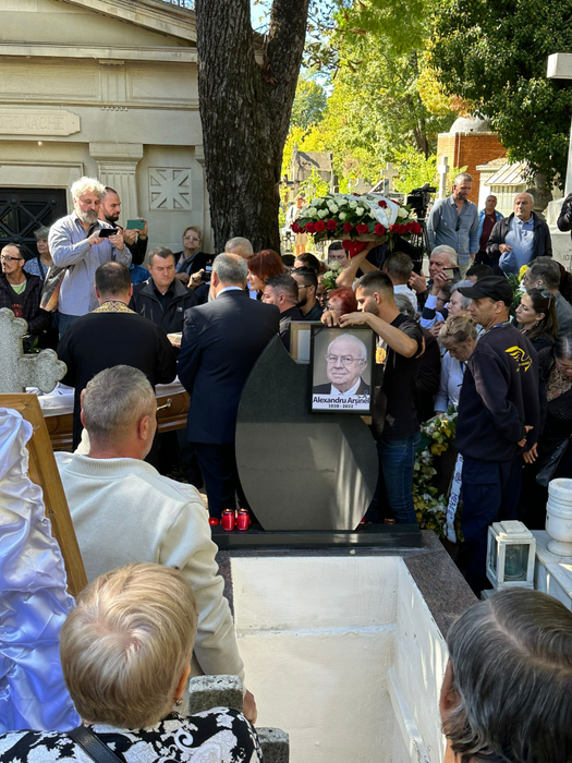 Alexandru Arșinel a fost înmormântat în cimitirul Bellu, duminică, în jurul prânzului. A fost condus pe ultimul drum de peste 200 de oamani (Foto: CANCAN.RO)