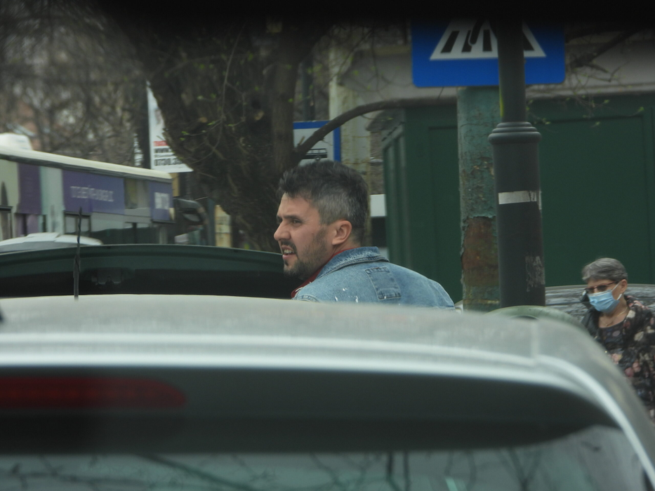 Marian Duță se uită atent în jur (Foto: CANCAN.RO)