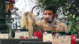 Firicel a renuntat la tuica si a impartit un fresh cu o domnisoara blonda. A baut cu paiul ei si i-a pupat mainile
