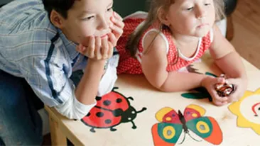 Copiii lasati prea mult in fata televizorului invata mai greu sa vorbeasca