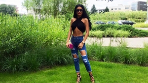 DANIELA CRUDU, apariţie de senzaţie la piscină! Bruneta a renunţat la sutien şi...