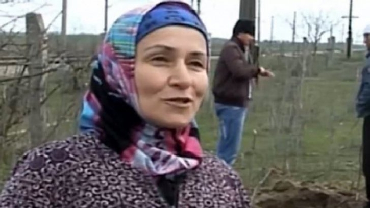 O femeie a auzit un şuierat puternic în pământ şi a vrut să vadă ce se întâmplă! A avut un şoc când a văzut ce locuia acolo
