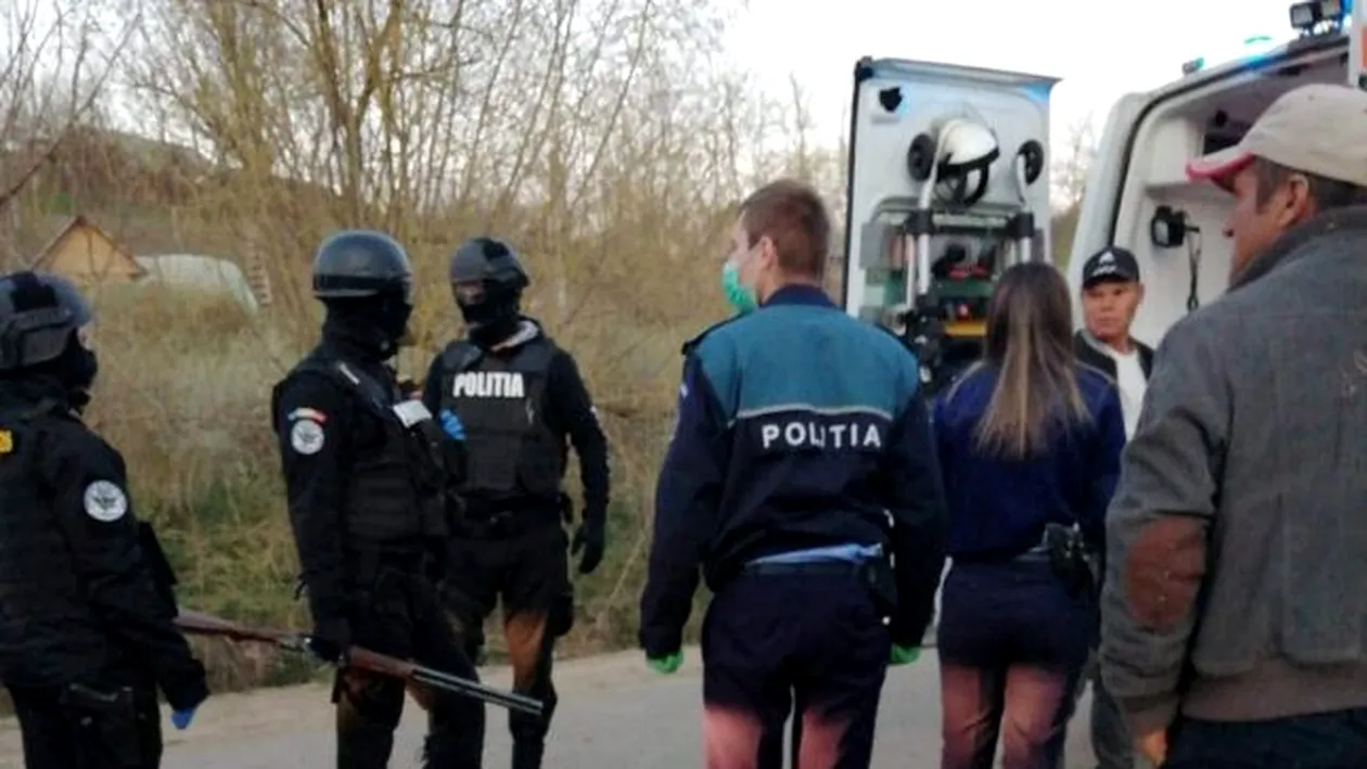 Incredibil! Doi tineri din Buzău au luat la bătaie polițiștii cu o sapă, pentru că le-au deranjat petrecerea de acasă