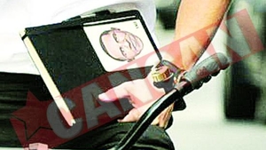 Brad Pitt ii face campanie pe bicicleta lui Obama