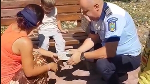 VIDEO Un polițist din Slatina face cadouri copiilor romi. Filmul postat de el a devenit viral