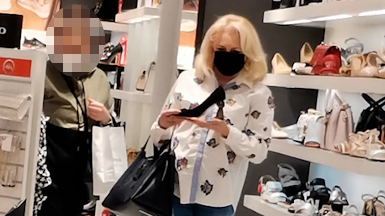 La un moment dat, fosta doamnă premier a studiat o pereche de pantofi