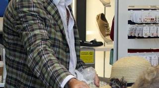 Rod Stewart si-a scos rudele la shopping, in Beverly Hills! Si-a ajutat familia sa-si aleaga pantofii si palariile potrivite!