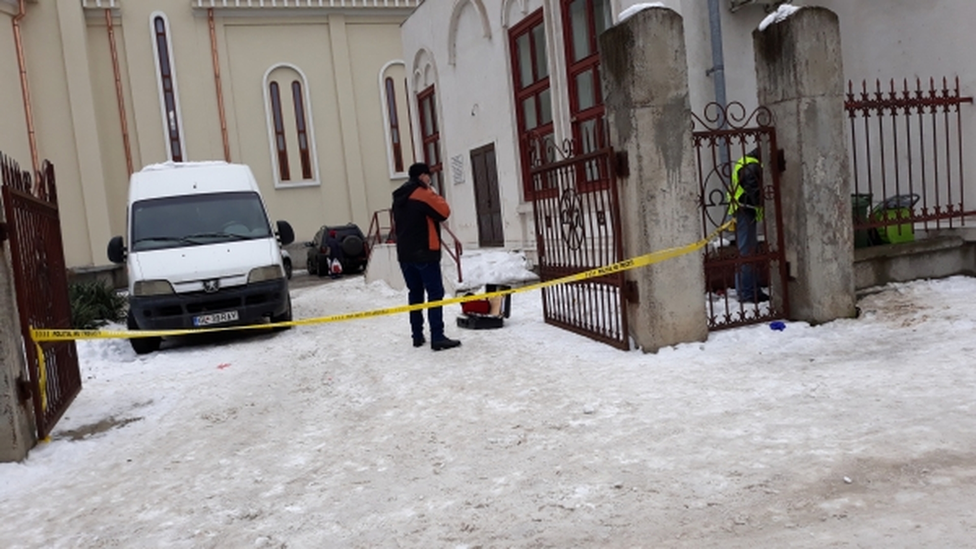 Găsit mort, gol și atârnat de gardul bisericii! Descoperire șocantă la Galați