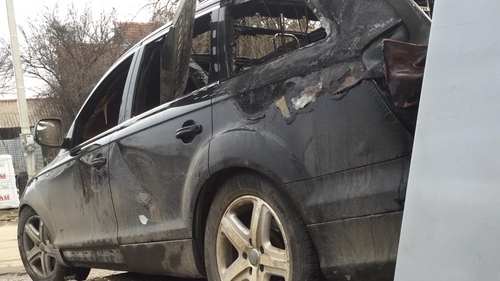 Un tânăr din Dolj s-a trezit cu mașina incendiată. Îl bănuiește pe fostul iubit al concubinei sale