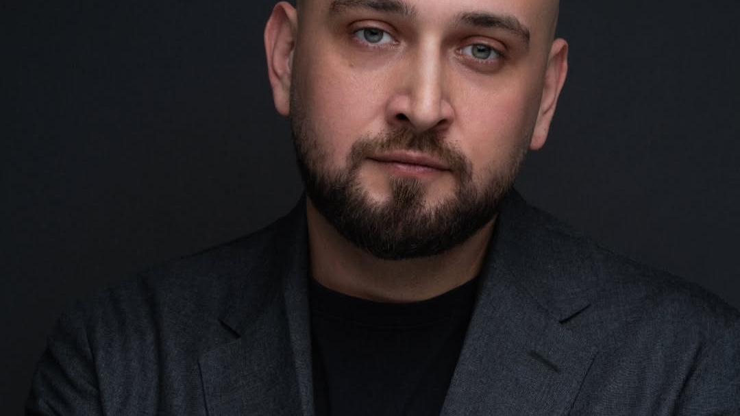 Cine este actorul Vlad Marinescu, reținut în ancheta The Buddhist. Ar fi stat la masă alături de Adrian Copilul Minune în momentul descinderii