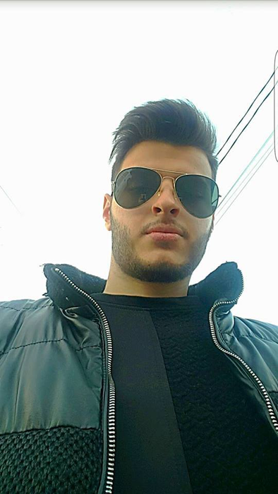 Îşi laminează genele, sprâncenele şi…Tatăl lui urmează să încaseze 220 mil €, iar el… Îl copiază pe faimosul Johnny Bravo!
