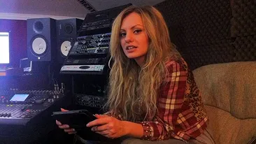 Alexandra Stan sta peste program! A prins-o seara in studioul de inregistrari!