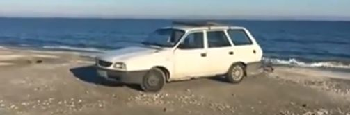 Amendă uriaşă pentru o maşină lăsată pe plajă! Proprietarul unei Dacii 1310 are de plătit mai mult decât valorează maşina