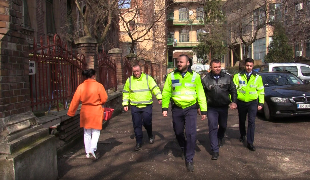 Cei patru polițiști au venit la spital să afle vești despre mama și copilul pe care i-au salvat