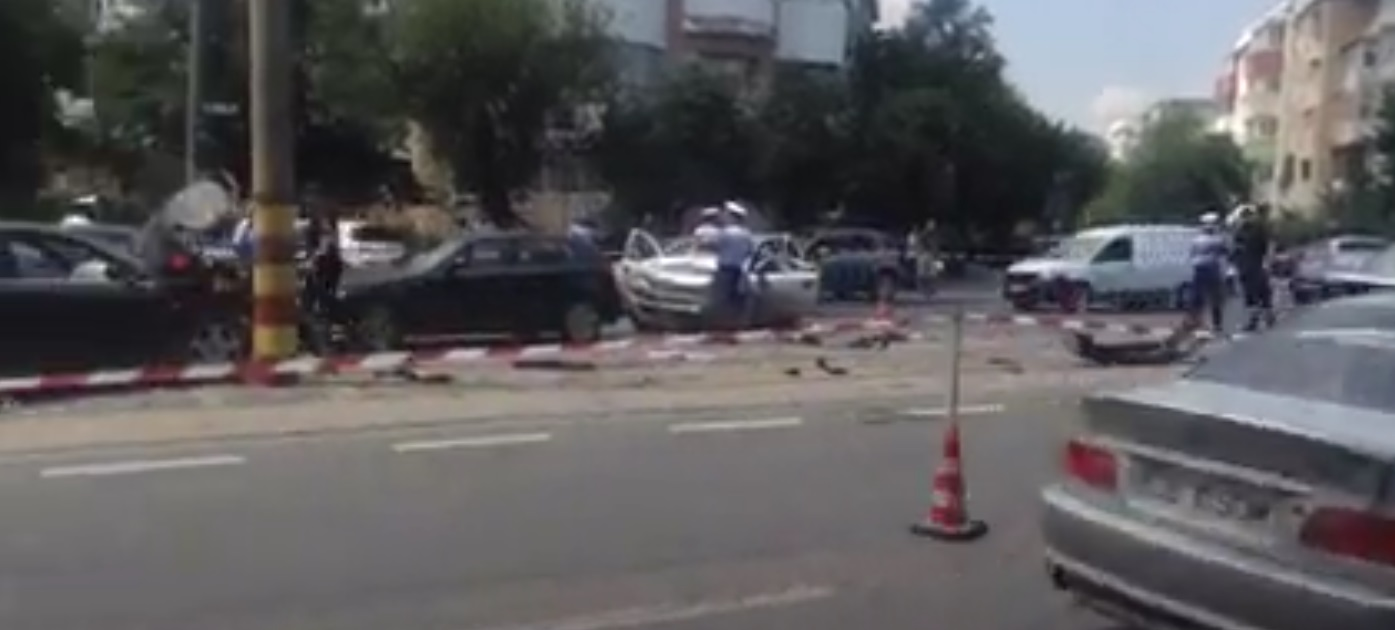 UPDATE accident teribil în București: un şofer urmărit de poliţie a lovit 5 maşini în nordul Capitalei. Bărbatul n-a fost prins