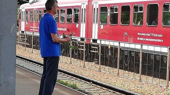 Întâmplare emoționantă în plină pandemie. Un ieșean a urmărit un bărbat care ținea un trandafir în mână, iar apoi a avut parte de o mare surpriză: ”Nu păreau deloc avuți, dar am avut sentimentul că...”