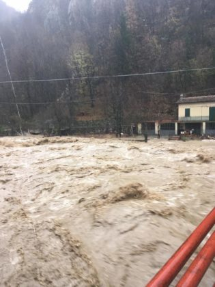 Situaţie critică în Italia! Inundaţiile au făcut prăpăd :”E mai rău decât în ’94. Ne este foarte frică’’