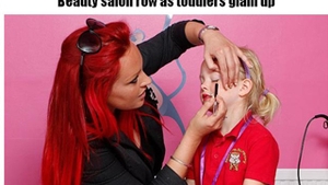 Isi pierd copilaria! Fetite de trei ani sunt machiate, pensate si chiar tatuate intr-un salon de cosmetica profesional