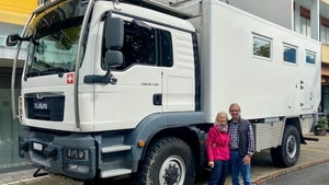 Povestea soților din Elveția care călătoresc în jurul lumii într-un camion de 200.000 de euro: „Vrem să descoperim cât mai multe”
