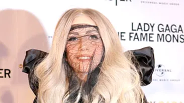 VIDEO Lady Gaga a muscat o papusa Barbie de cap, in timpul unui concert