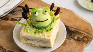 Unde dai și...unde crapă! Ce a primit o tânără, după ce a comandat la o cofetărie un tort cu broscuțe - A deschis ambalajul și a leșinat de râs! FOTO
