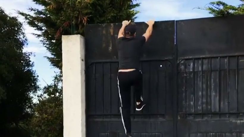 Felix, în rolul unui hoţ. A escaladat poarta proprietăţii din Monaco a Mihaelei Rădulescu