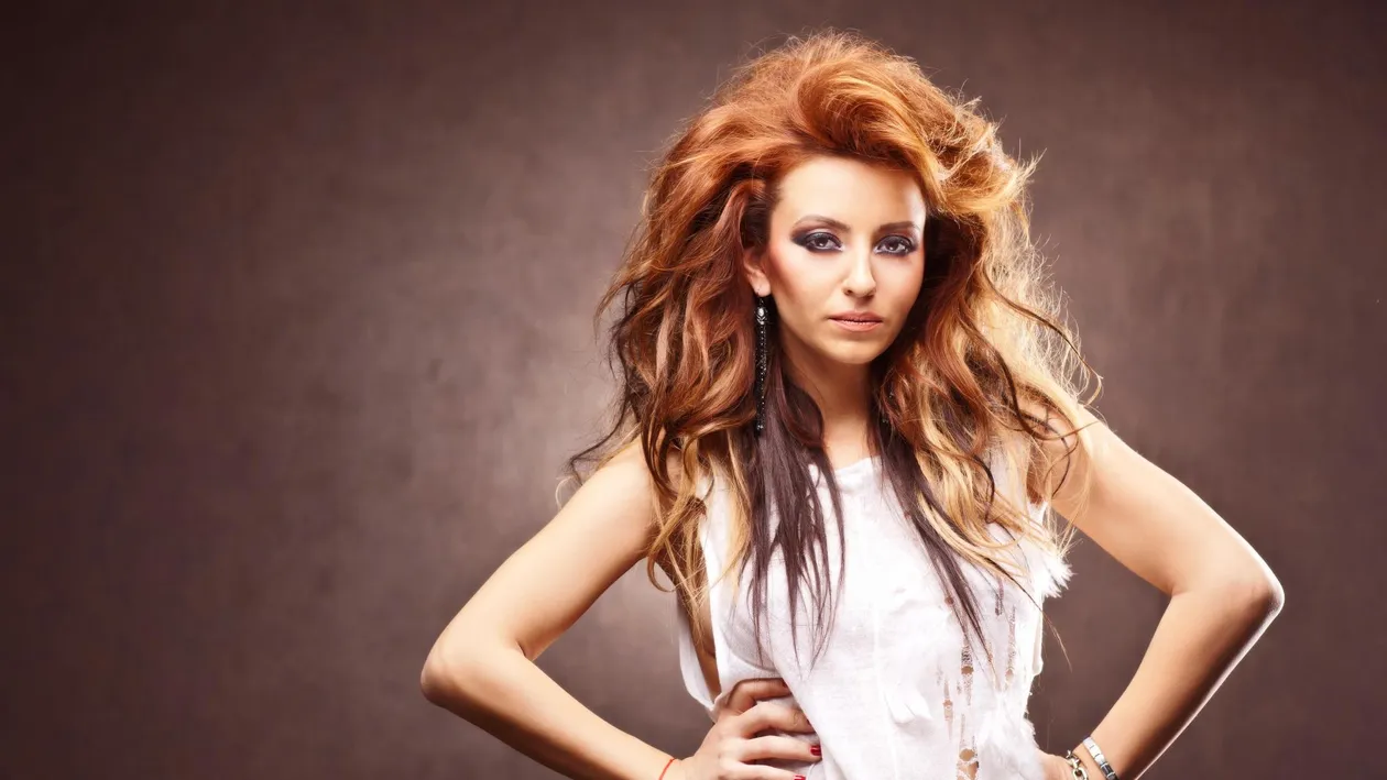 Giulia a intrat in colimatorul stilistului! Vezi ce coafura o avantajeaza si ce frizura ii face nasul sa para si mai mare