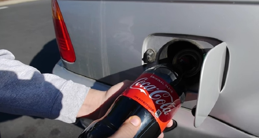 VIDEO /  A turnat doi litri de Coca-Cola în rezervorul maşinii, apoi s-a urcat la volan. Ce-a urmat: „Aceasta e următoarea alternativă în locul benzinei”