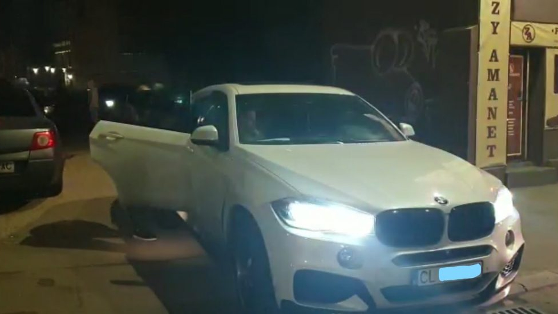 Scene tragi-comice în București! Ce a făcut șoferul BMW-ului din imagine după ce s-a îmbătat în Centrul Vechi azi-noapte și s-a urcat la volan mangă