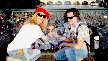 A mancat supa de ceapa si a pus un lacatel pe Podul Indragostitilor! Vezi cum s-a distrat Julia Jianu la Paris