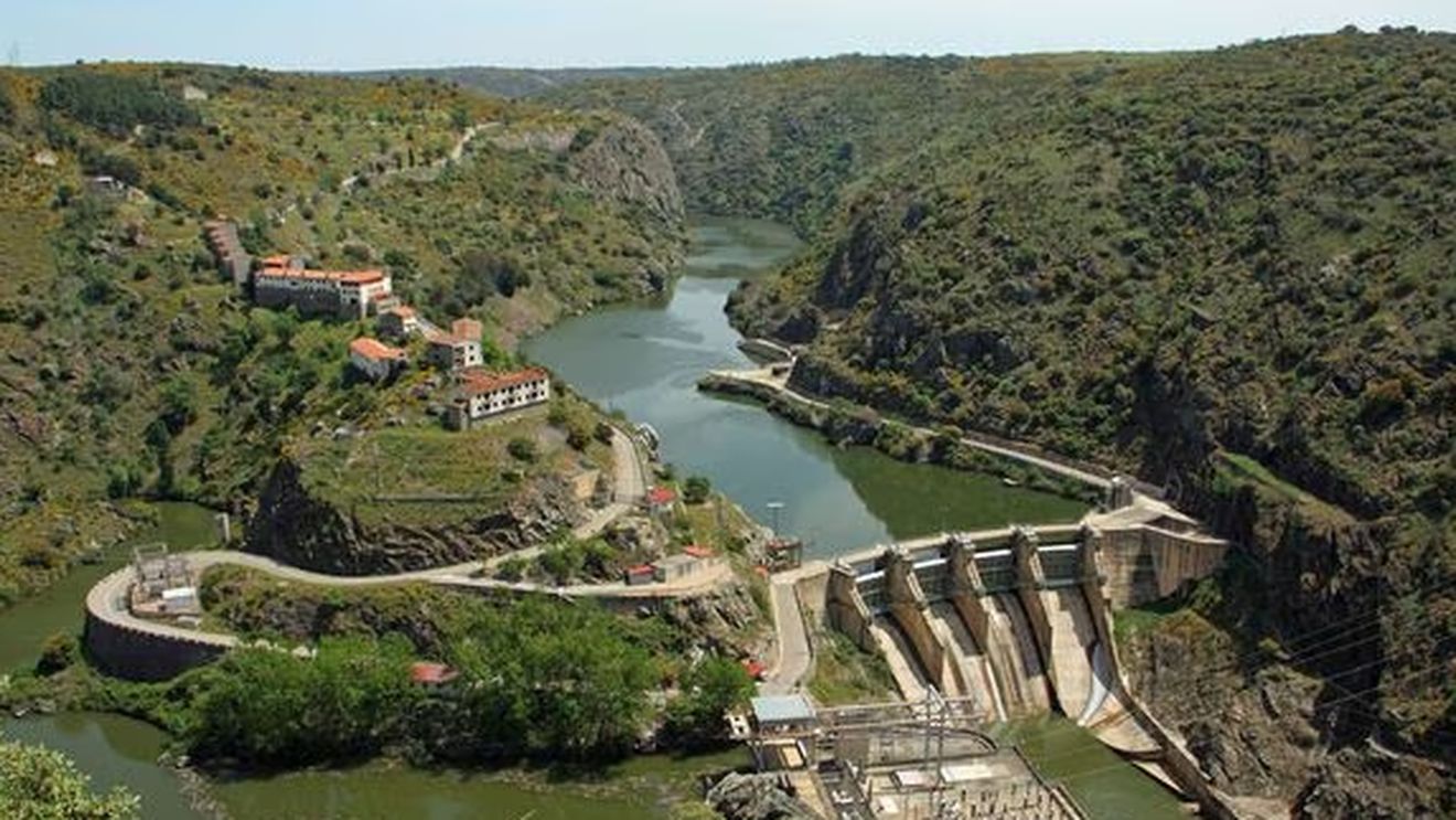 Cât te costă un sat întreg, cu o priveliște idilică. Un bărbat a cumpărat, cu doar 260.000 de euro, 44 de case, un bar, o pensiune, o piscină și o biserică