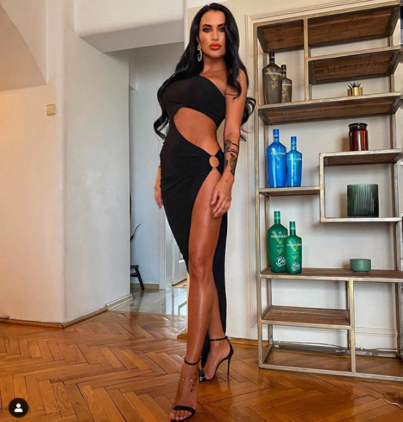 Și-a pus Daniela Crudu din nou silicoane? Asta pare din imaginea de pe Insta