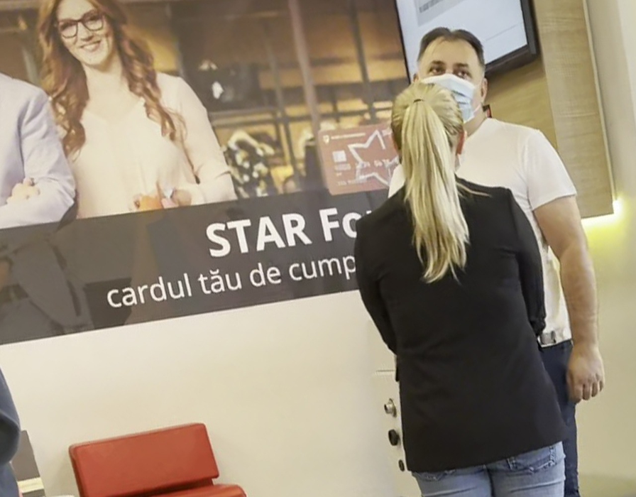 Vali Vijelie, în discuții, la bancă / Sursă foto: CANCAN.RO