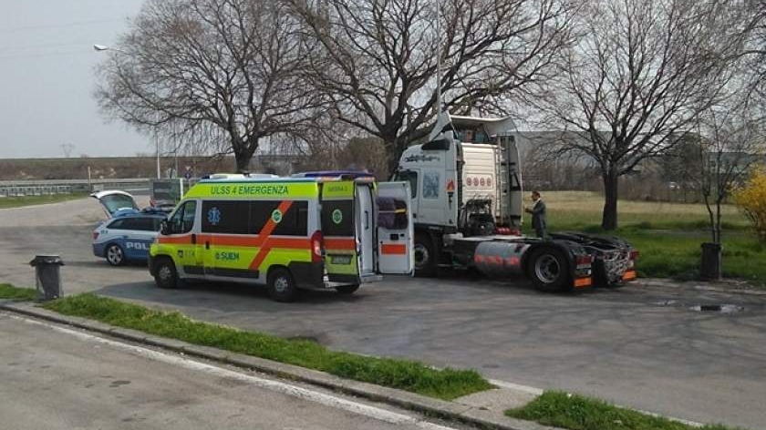 Un şofer român de TIR s-a spânzurat într-o parcare din Italia. E cutremurător cum a fost găsit