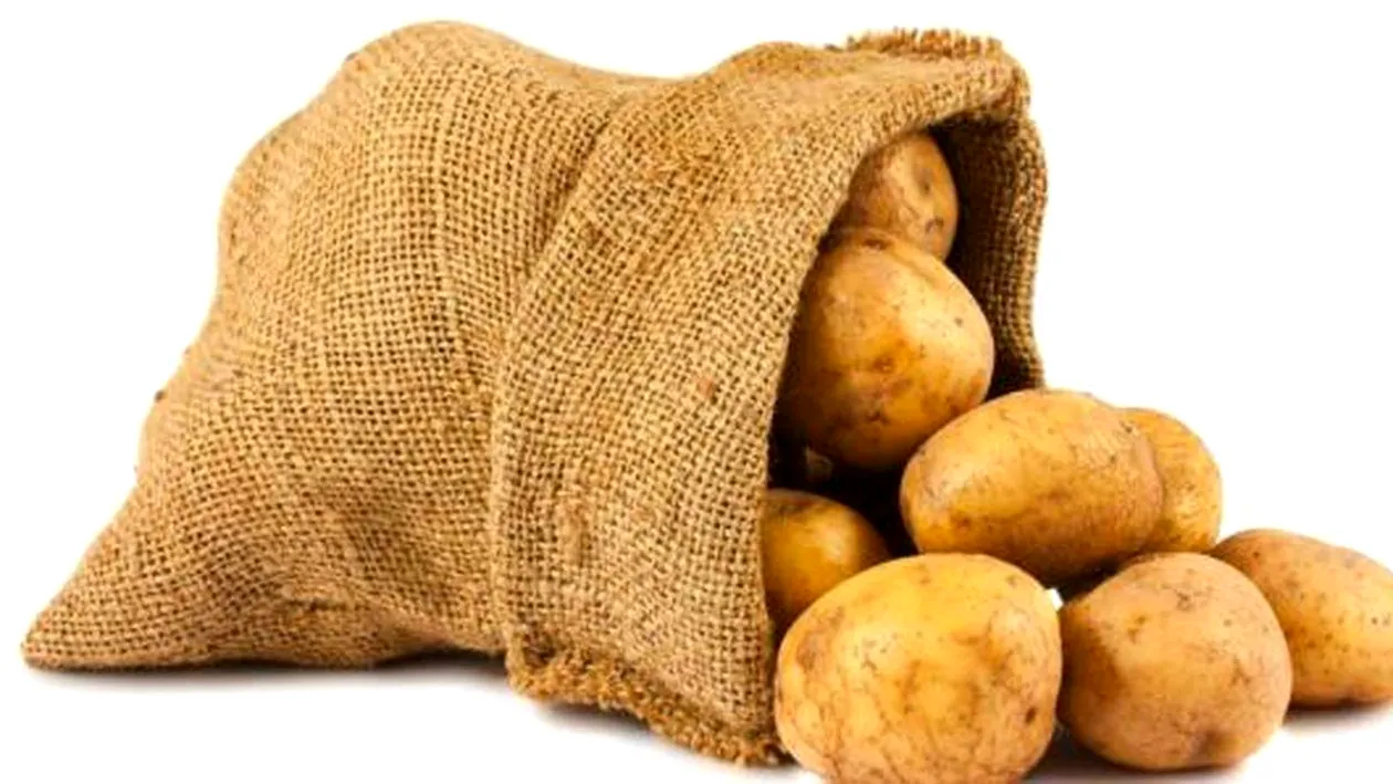 A rămas șocat! Ce a găsit un bărbat într-un sac de cartofi cumpărat de la supermarket. A alertat imediat autoritățile