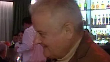 VIDEO Columbeanu a lasat fitele deoparte! A preferat jumarile si painea cu untura in locul altor delicatese la o petrecere!