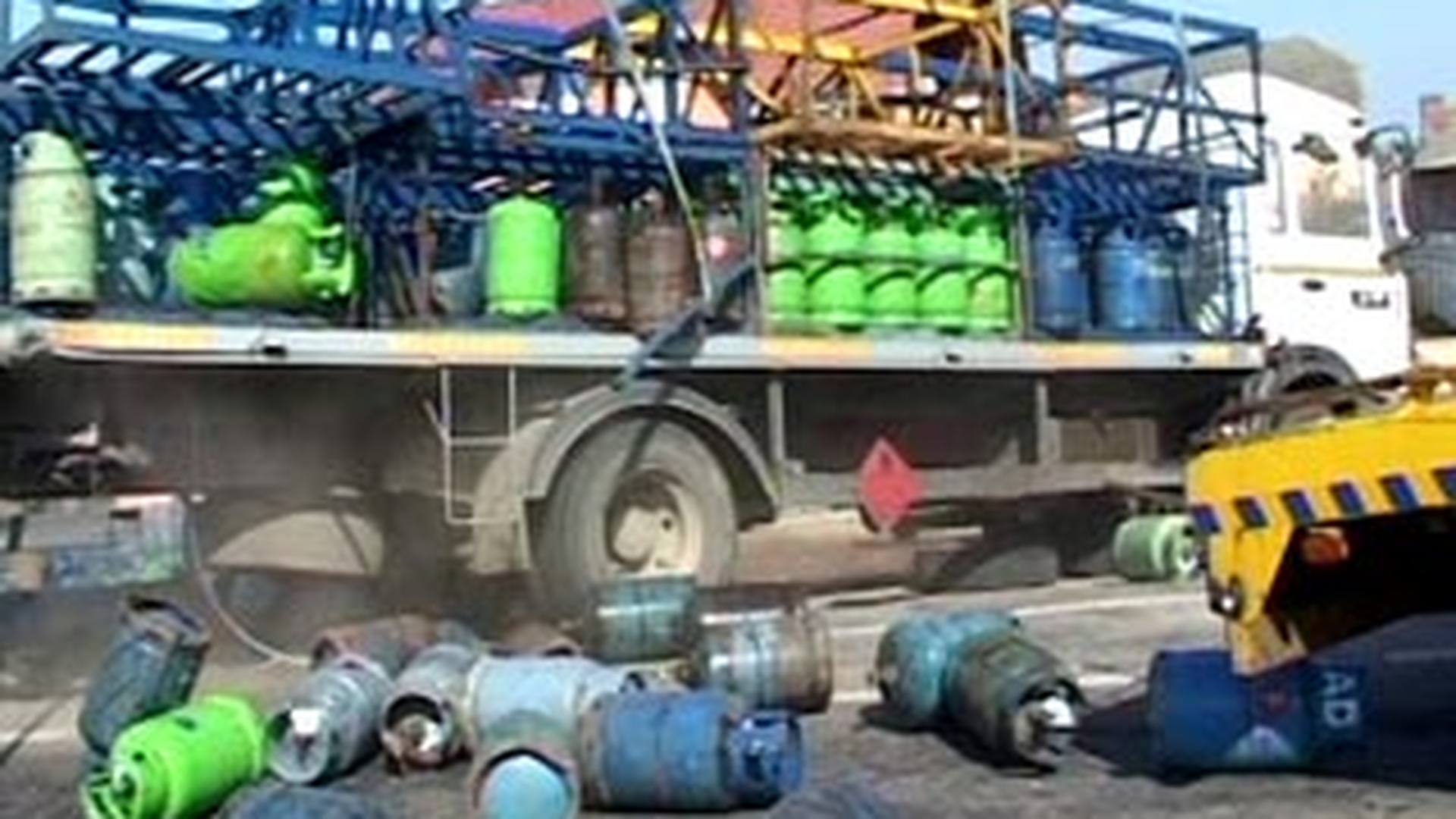 O autoutilitara plina cu butelii s-a ciocnit cu un tir. Trei persoane au fost ranite in urma impactului