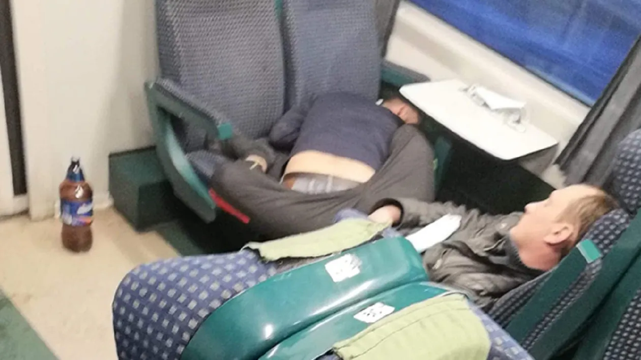Made in Vaslui. Imaginea zilei: doi bețivi dormind în genunchi în tren, fără mască, au făcut înconjurul internetului