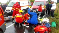 Accident teribil pe DN 2. Patru maşini implicate, un mort şi 14 răniţi. Patru persoane sunt încarcerate