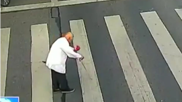 Imagini impresionante! Un poliţist cară un bătrân în spate, ajutându-l să treacă strada mai repede