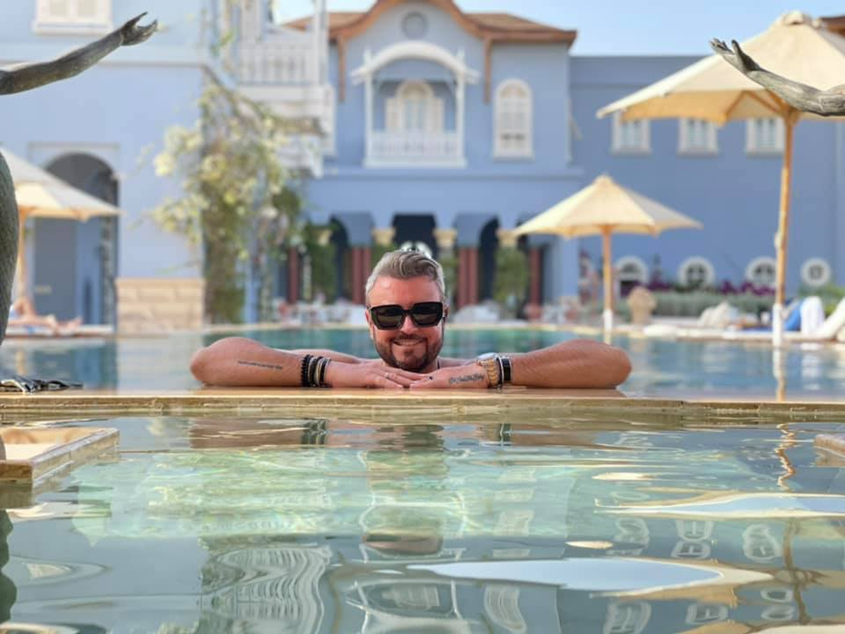 Îndrăgitul creator de modă nu este singur, ci împreună cu câțiva prieteni apropiați © Instagram Stories
